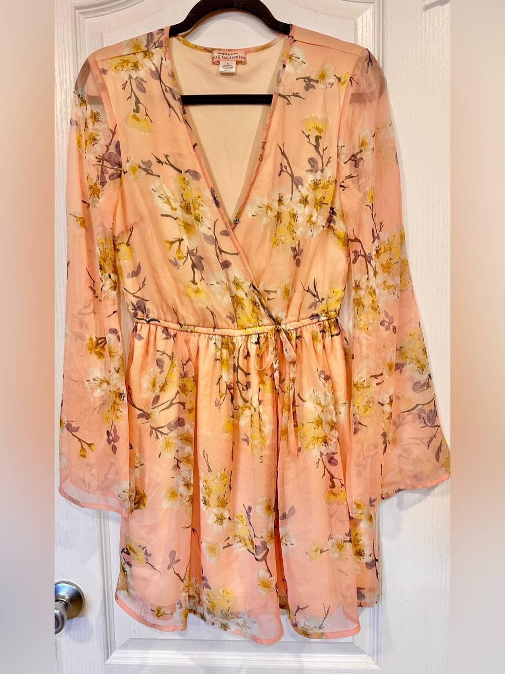 NWOT BAND OF GYPSIES Peach Floral Wrap Dress